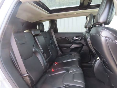 Used 2021 Jeep Cherokee Limited w/ Trailer Tow Group AWD/4WD image 31