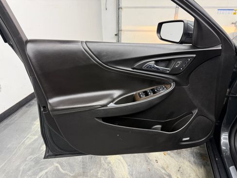 Used 2017 Chevrolet Malibu Premier w/ Premier Sun and Wheel Package FWD image 9