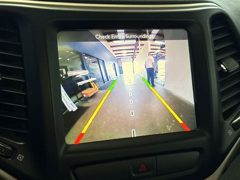Used 2016 Jeep Cherokee Limited FWD image 21