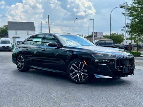 Used 2024 BMW 760i xDrive w/ Premium Package 2 image 8