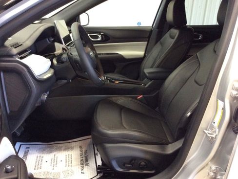 Used 2025 Jeep Compass Limited w/ Elite Group image 16