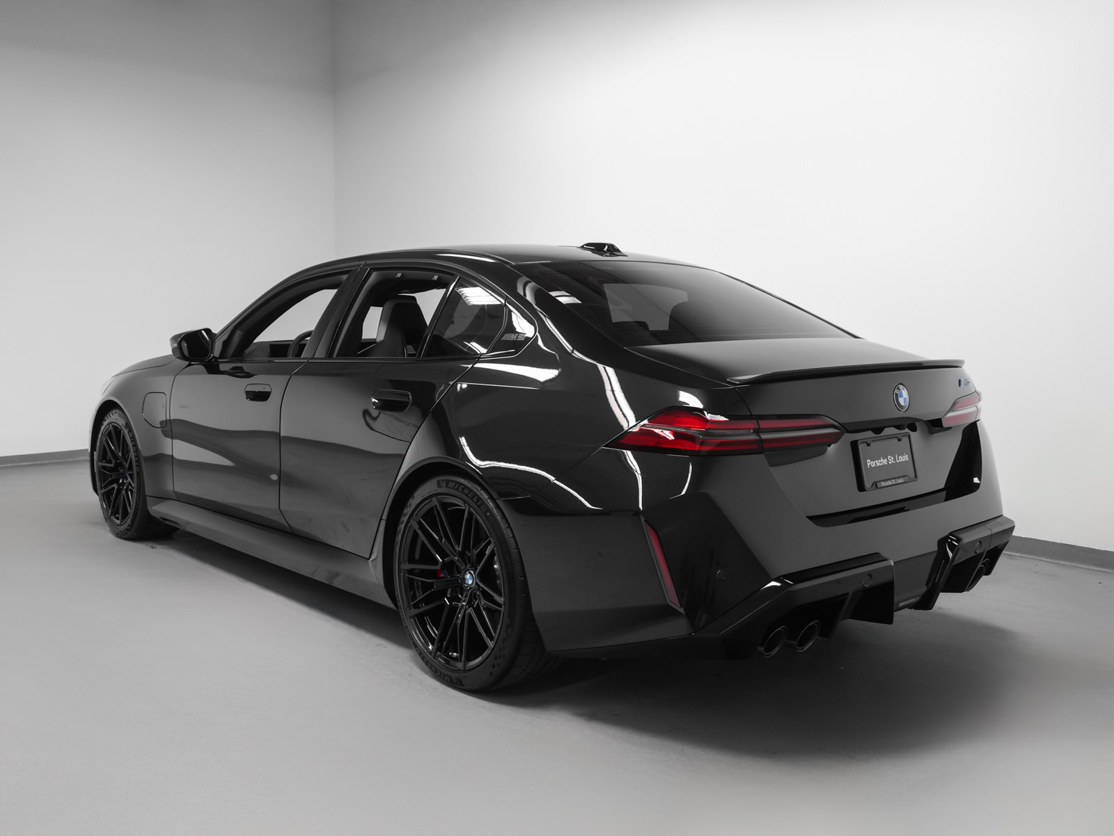 Used 2026 BMW M5 w/ Carbon Package AWD/4WD image 3