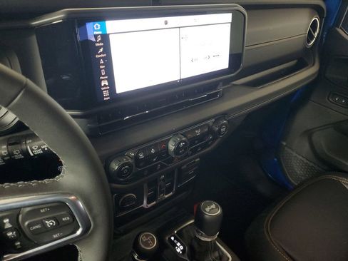 Used 2025 Jeep Wrangler Sahara image 19