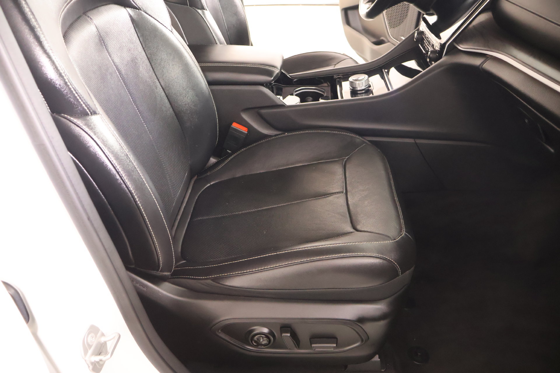 Used 2022 Jeep Grand Cherokee L Limited w/ Luxury Tech Group II RWD image 15