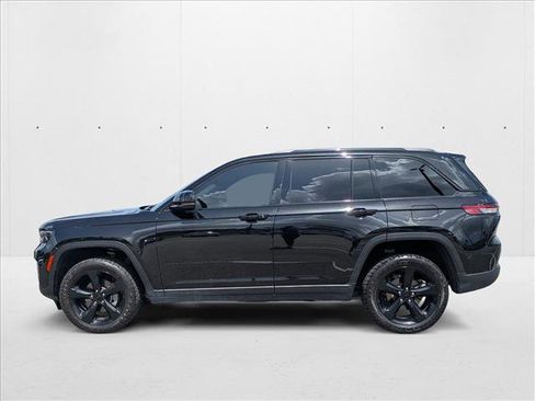 Used 2024 Jeep Grand Cherokee Altitude image 8