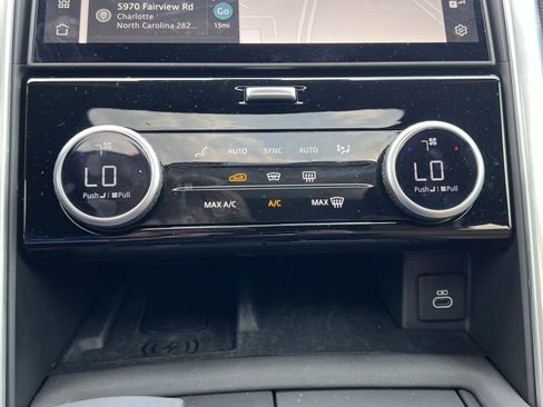 Used 2025 Land Rover Discovery Dynamic SE AWD/4WD image 28