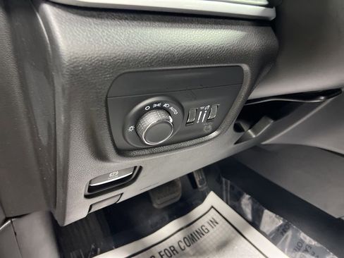 Used 2025 Jeep Grand Cherokee Altitude AWD/4WD image 23