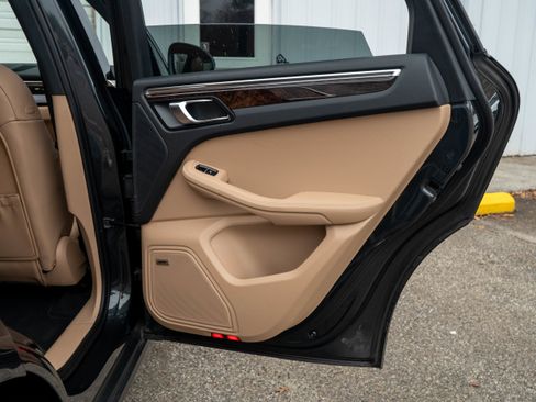 Certified 2025 Porsche Macan AWD/4WD image 36