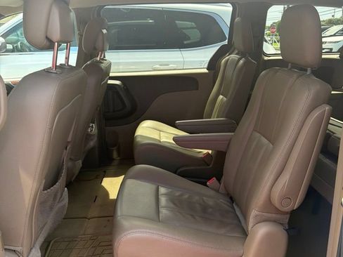 Used 2016 Chrysler Town & Country Touring FWD image 9