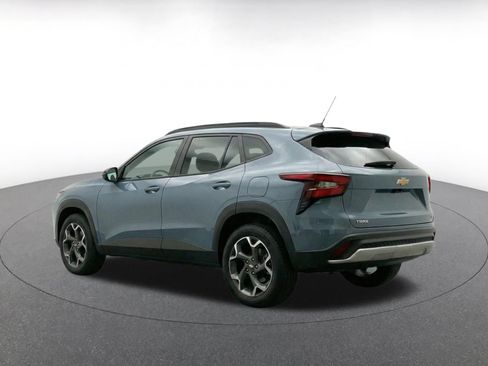 Used 2025 Chevrolet Trax LT w/ LT Convenience Package FWD image 7