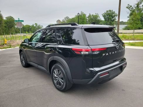 Used 2024 Nissan Pathfinder SV FWD image 3