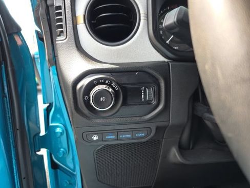 Used 2024 Jeep Wrangler Unlimited w/ Convenience Group AWD/4WD image 15