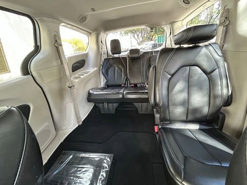 Used 2024 Chrysler Pacifica Touring-L image 13