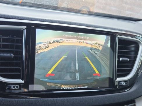 Used 2024 Chrysler Pacifica Touring-L image 27