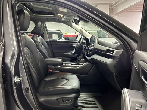 Certified 2022 Toyota Highlander XLE image 23