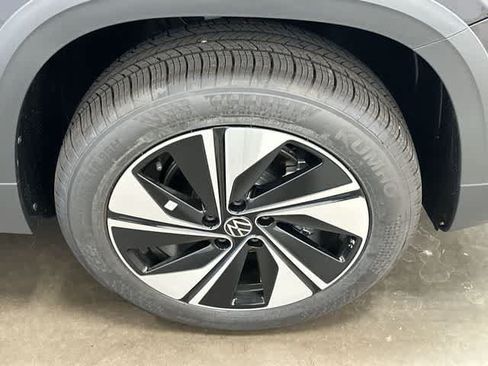 Used 2025 Volkswagen Taos SE AWD/4WD image 5