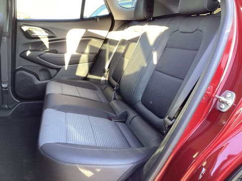 Used 2025 Chevrolet Trax LT w/ LT Convenience Package FWD image 18