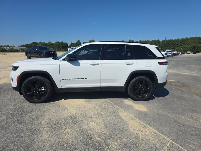 Used 2023 Jeep Grand Cherokee Limited w/ Black Appearance Package AWD/4WD image 3