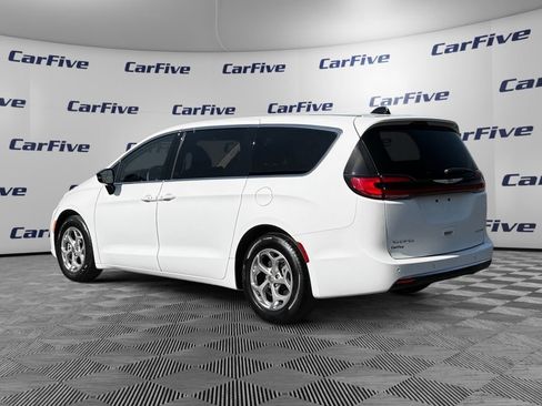 Used 2024 Chrysler Pacifica Limited FWD image 3
