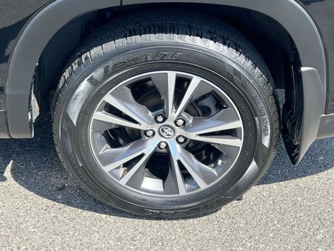 Used 2017 Toyota Highlander LE AWD/4WD image 6