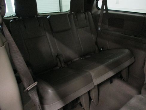 Used 2014 Chrysler Town & Country Touring image 12