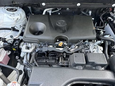 Used 2025 Toyota RAV4 XLE FWD image 33