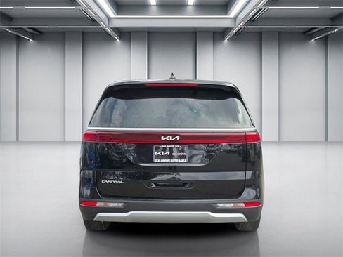 Certified 2024 Kia Carnival EX image 5