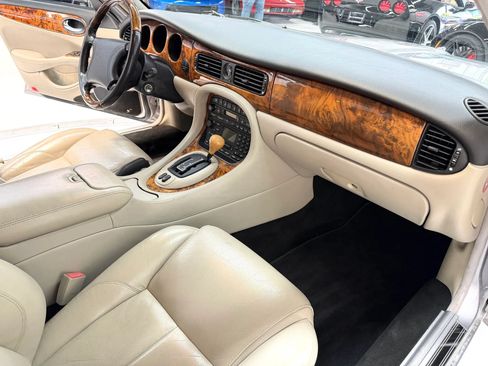 Used 2000 Jaguar XJ8 RWD image 22