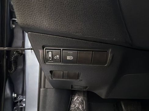 Used 2025 Toyota Corolla Cross XLE FWD image 30