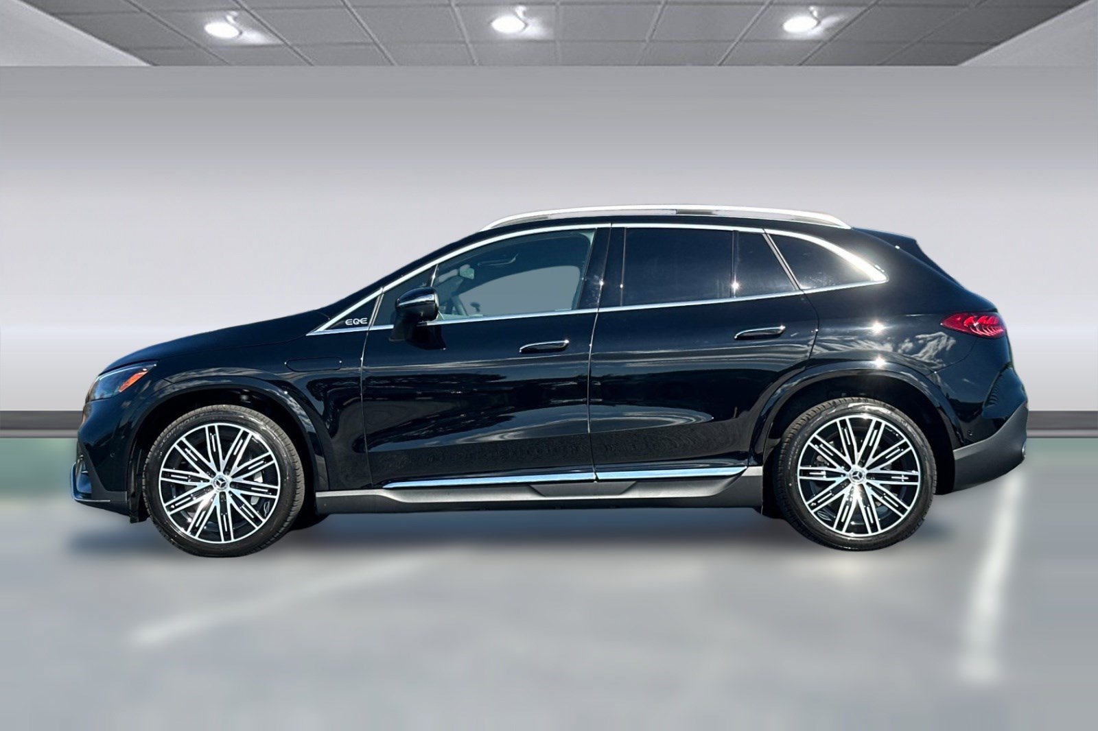 Used 2026 Mercedes-Benz EQE 320 4MATIC SUV image 2