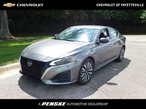 Used 2024 Nissan Altima 2.5 SV FWD image 1