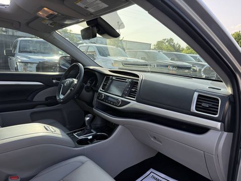 Used 2019 Toyota Highlander XLE FWD image 9