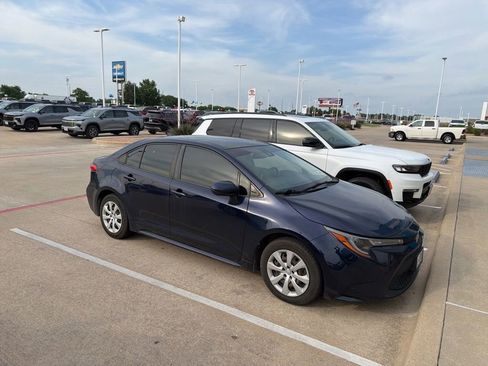 Used 2021 Toyota Corolla LE FWD image 1