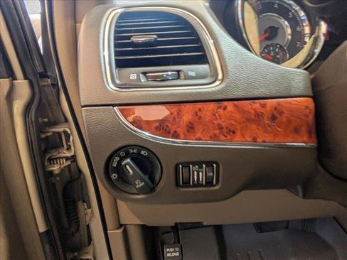 Used 2015 Chrysler Town & Country Touring w/ Driver Convenience Group FWD image 22