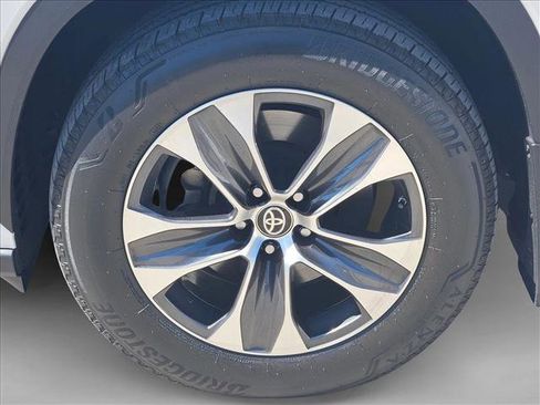 Used 2024 Toyota Highlander XLE image 22