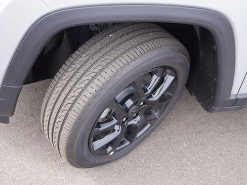 New 2025 Jeep Compass Latitude w/ Sun & Sound Group image 9