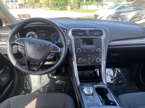 Used 2017 Ford Fusion SE FWD image 7