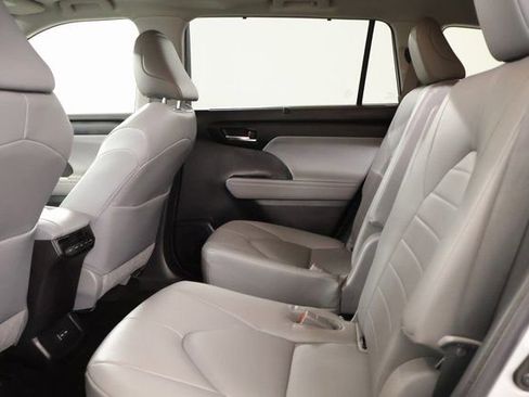Used 2023 Toyota Highlander XLE AWD/4WD image 30