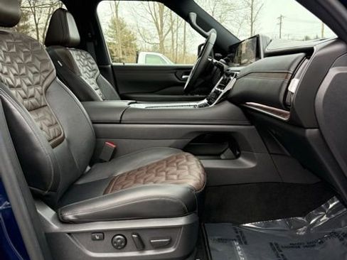 Used 2025 Nissan Armada Platinum Reserve image 19