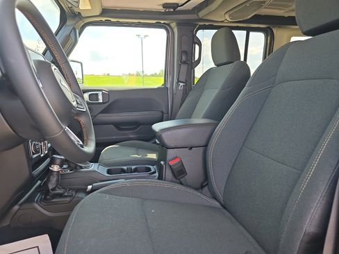Used 2025 Jeep Wrangler Unlimited Sahara AWD/4WD image 20