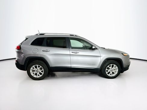 Used 2018 Jeep Cherokee Latitude Plus w/ Comfort/Convenience Group AWD/4WD image 10