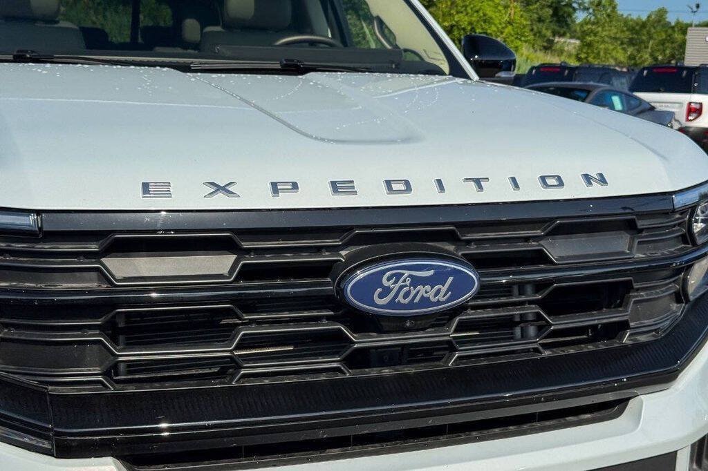 Used 2025 Ford Expedition Active AWD/4WD image 9