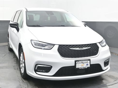 Used 2024 Chrysler Pacifica Touring-L FWD image 3