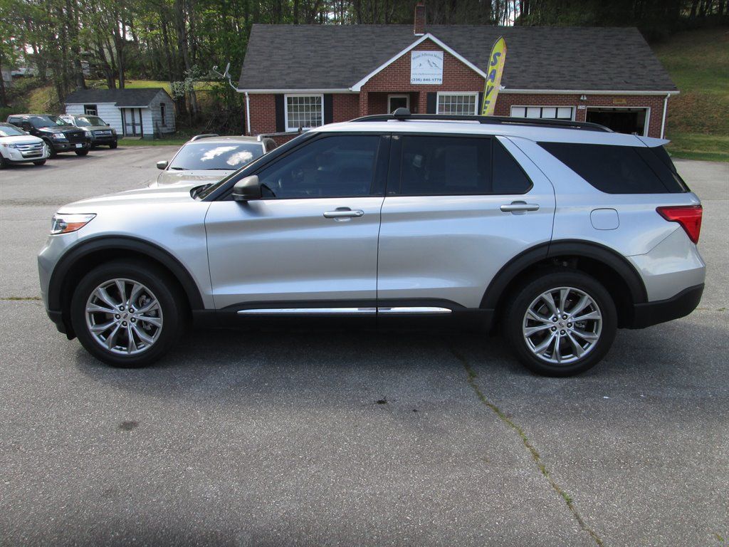 Used 2020 Ford Explorer XLT w/ Equipment Group 202A AWD/4WD image 2
