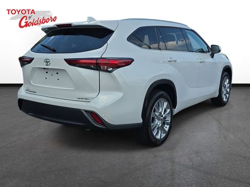 Used 2023 Toyota Highlander Limited FWD image 5