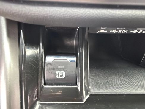 Used 2025 Subaru Outback Premium AWD/4WD image 16