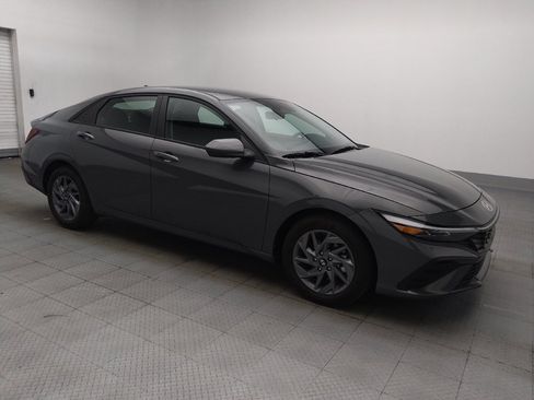 Used 2025 Hyundai Elantra Hybrid FWD image 11