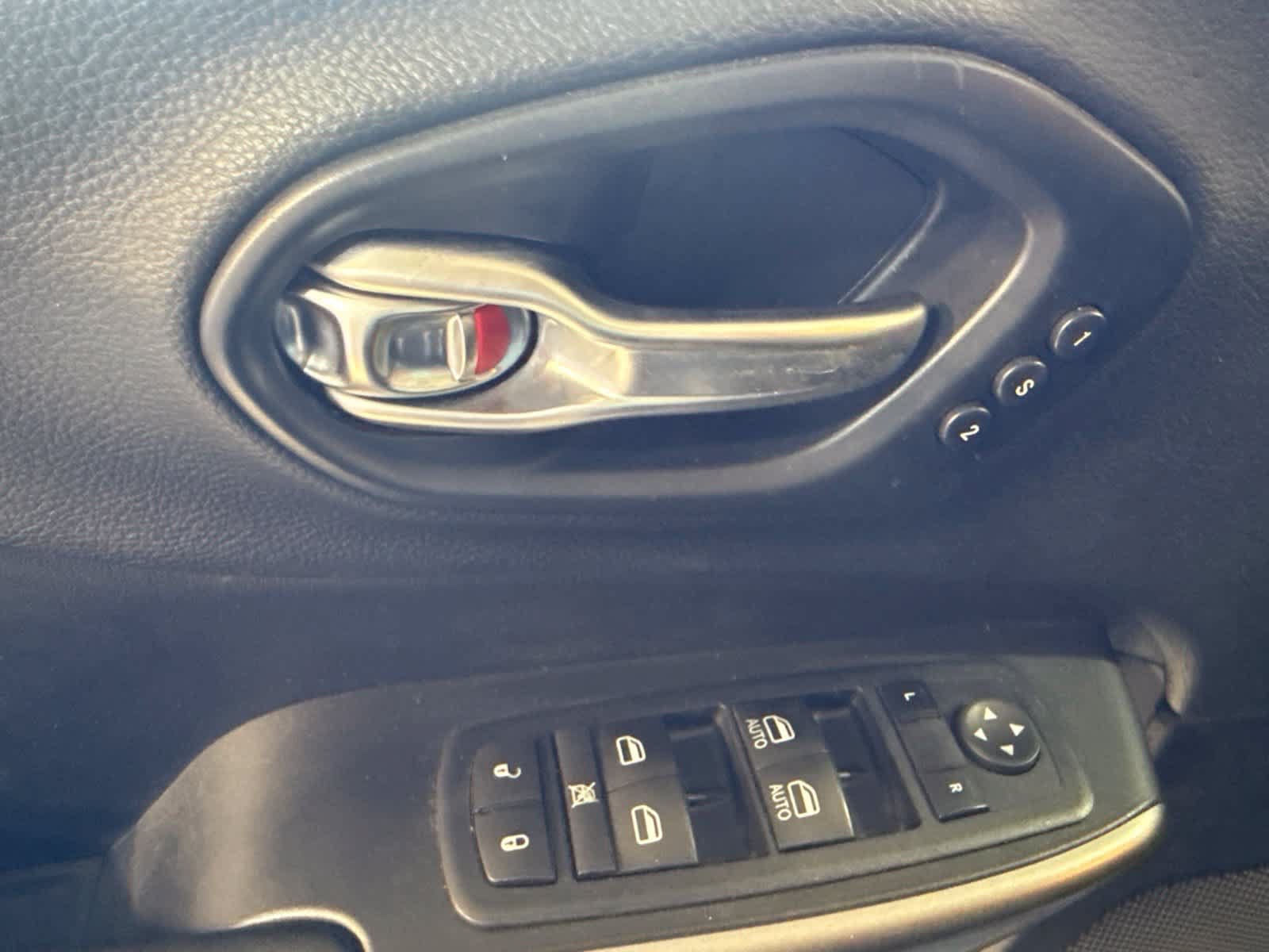 Used 2019 Jeep Cherokee Limited AWD/4WD image 18