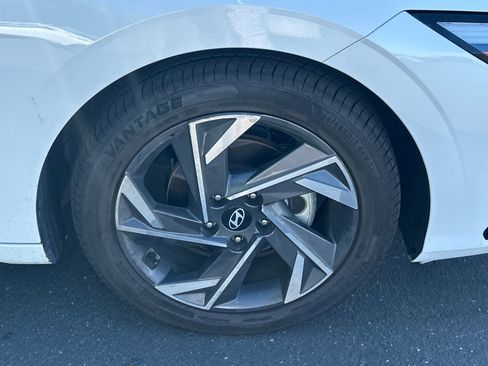 Used 2025 Hyundai Elantra SEL FWD image 4
