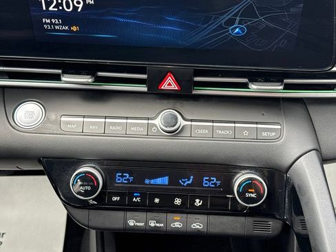 Used 2024 Hyundai Elantra Blue FWD image 22
